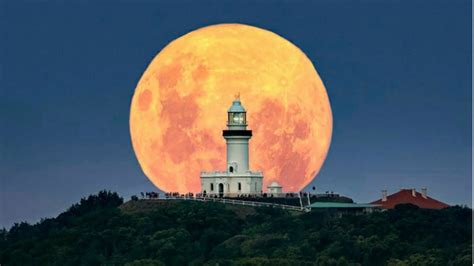 Moon Rising In Australia The Byron Bay Lighthouse Moon Rise Never