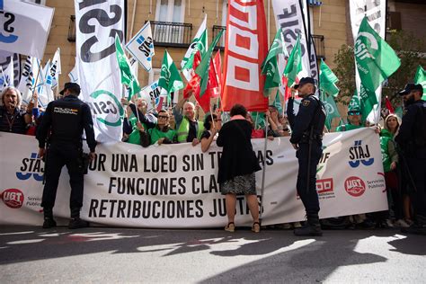 Los Funcionarios De Justicia Protestan Frente Al Ministerio Cinco Días