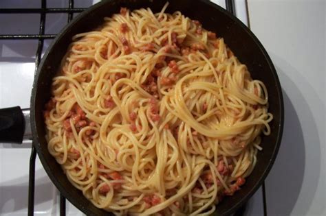 Spaghetti In Speck Sahne Tomaten Sauce Rezept Kochbar De