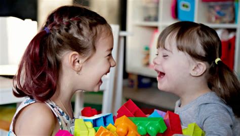 Les Trangers S Approchent D Une Petite Fille Atteinte Du Syndrome De