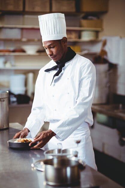 Premium Photo Head Chef Presenting A Salad