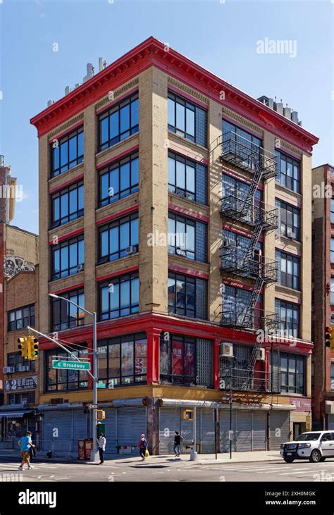 Nyc Chinatown This Commercial Loft Building On East Broadway Appears