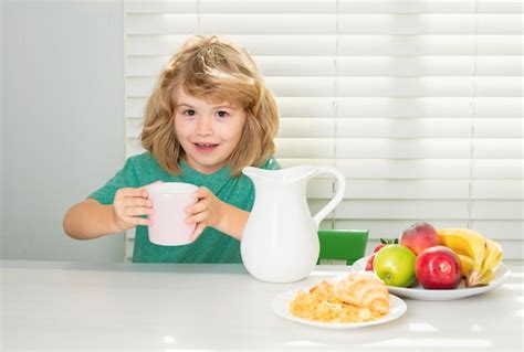 Retrato De Niño Preadolescente Comer Alimentos Frescos Y Saludables En