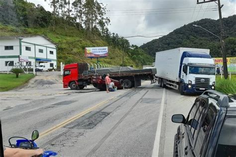 Carro Capota Ap S Colidir Contra Caminh O Na Rodovia Ivo Silveira