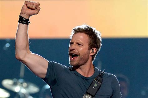 Dierks Bentley Announces 2016 Somewhere On A Beach Tour