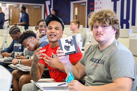 Arizona collective gifts headphones to football team with NIL deal