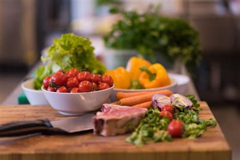 Fatia Suculenta De Bife Cru Legumes Em Uma Mesa De Madeira Foto