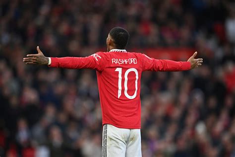 Wayne Rooney backs Marcus Rashford to beat goals record