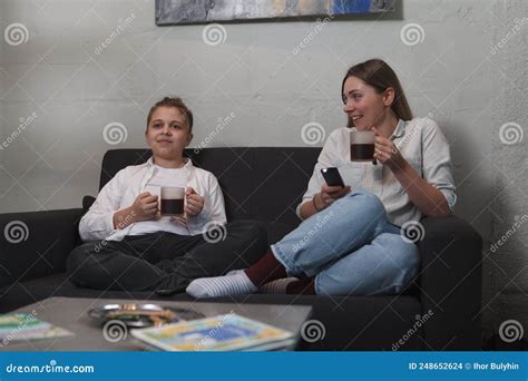 Mère Et Fils Dans Une Chambre Dhôtel Photo Stock Image Of Destinations Maman 248652624