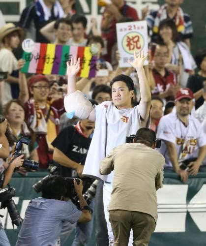 ＜西・楽＞21連勝の田中はスタンドの声援にバンザイして応える ― スポニチ Sponichi Annex 野球