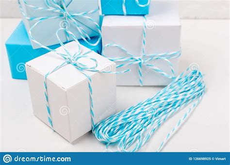 Cajas De Regalo Azules Y Blancas Con La Cinta Imagen De Archivo