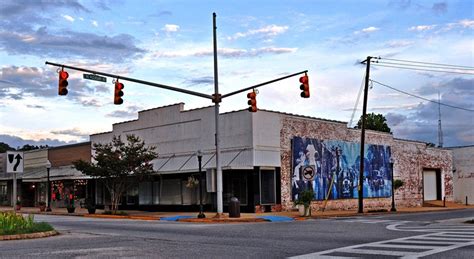 Mural of Mob Scene in "To Kill A Mockingbird" at Monroeville, AL ...