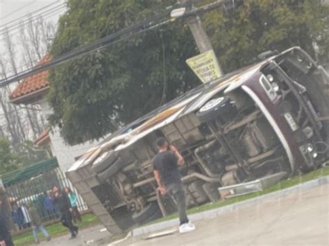 Como mínimo 15 heridos en un choque entre un autobús y un camión tres