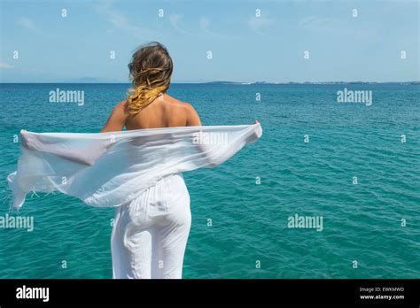 Fille Avec Une Robe Blanche Banque Dimage Et Photos Alamy