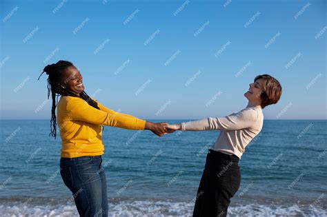 Premium Photo Medium Shot Lesbian Couple At Seaside