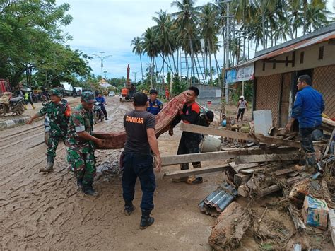 Intip Kekompakan Tni Polri Bersihkan Puing Bekas Banjir Dan Tanah