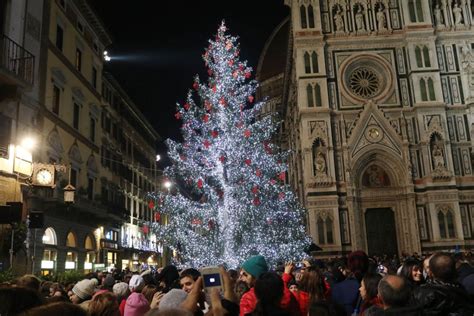 Via Alle Feste L Albero Di Natale Di Piazza Duomo Acceso La Repubblica