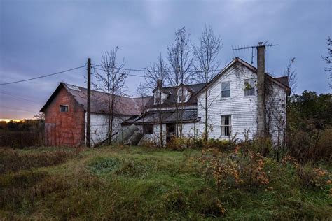 Abandoned Farmhouse with Vintage Furniture [OC] : r/OntarioAbandoned