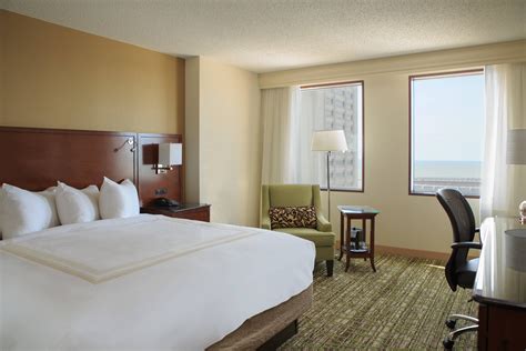 Downtown Cleveland Hotel Suites | Cleveland Marriott Downtown at Key Tower