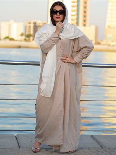 Da Abaya Shimmery Abaya In A Classic Cut Featuring A Ruched Sleeves