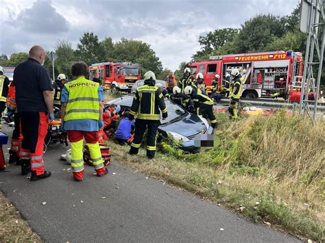 2 Verkehrsunfälle Feuerwehr befreit Person aus PKW Freiwillige