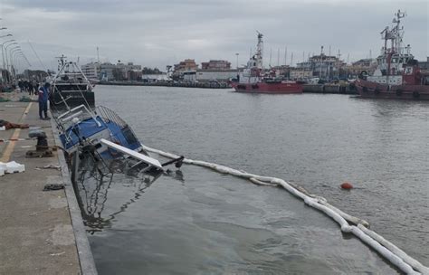 Fiumicino Affonda Peschereccio Ciclone Nel Porto Canale Qfiumicino