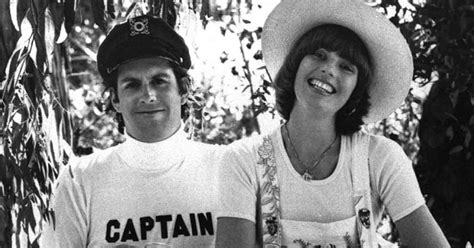 “Captain” of Iconic ‘70s Duo Captain & Tennille Dies at 76