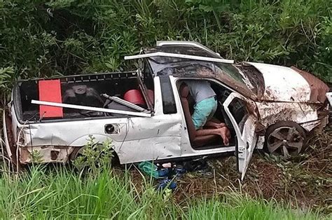 Carro sai da pista e cai em ribanceira às margens da BR 364 Cacoal e