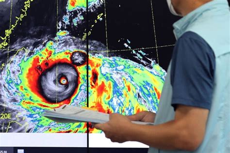 Unwetter Heftiger Taifun nähert sich Japans Urlaubsparadies Okinawa