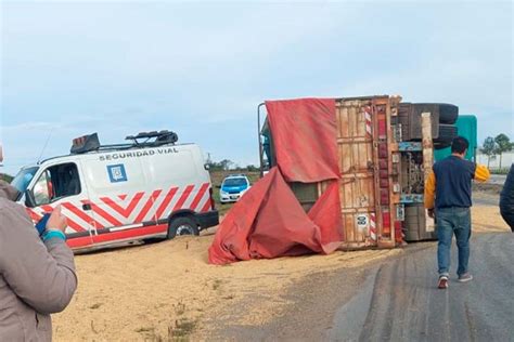 Un camionero de San Salvador volcó el acoplado al chocar con otro