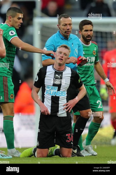 Sean Longstaff Bekommt Eine Rote Karte Fotos Und Bildmaterial In