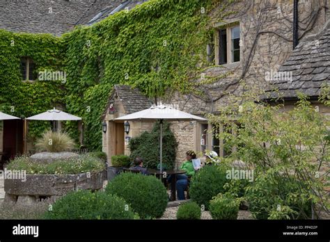 Slaughters Pub Lower Slaughter Cotswolds England Uk Stock Photo Alamy