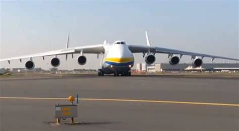 A Roma Atterra L Aereo Pi Grande Del Mondo Lungo Come Un Campo Da