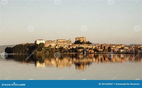 La Ciudad De Capodimonte En El Centro De Italia Con El Lago De