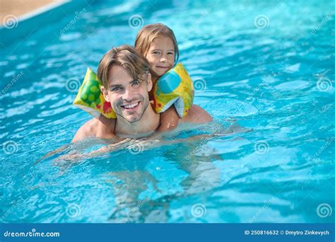 Padre E Hija Nadando Juntos En La Piscina Foto De Archivo Imagen De