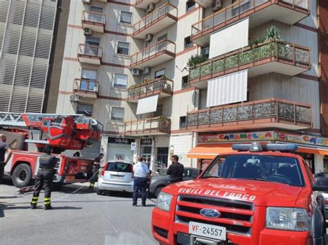 Bari Su Viale Della Repubblica Piovono Calcinacci Area Transennata