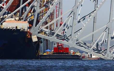 Crews Turn Sights To Removing Debris From Ship S Deck In Baltimore