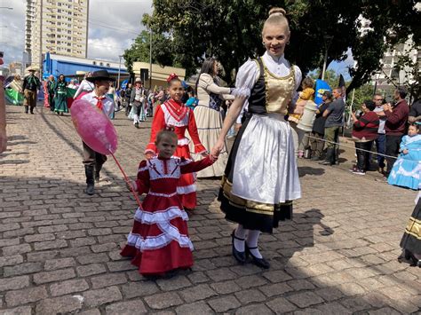 Desfile Farroupilha Celebra A Pluralidade Das Etnias Do Povo Ga Cho No