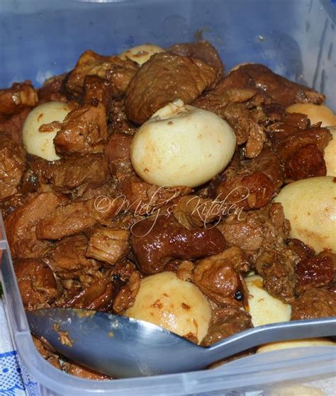 Mely's kitchen: Pork Adobo With Egg