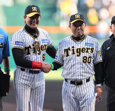 日本ハム・新庄監督 サプライズに甲子園騒然！阪神「63」ユニでメンバー交換 岡田監督も苦笑い― スポニチ Sponichi Annex 野球