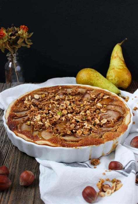 Birnen Haselnuss Tarte mit mit Haselnusslikör und Ingwer Nuss Crunch