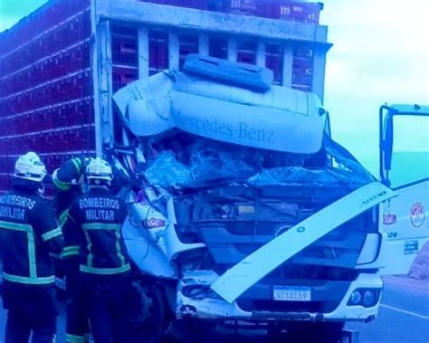 Colis O Frontal Entre Dois Caminh Es Resulta Na Morte De Uma Pessoa E