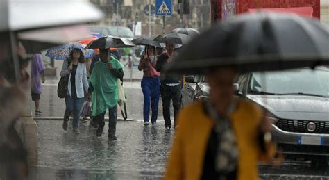 Maltempo A Roma Giornata Di Pioggia E Disagi Ecco Quando Il Meteo