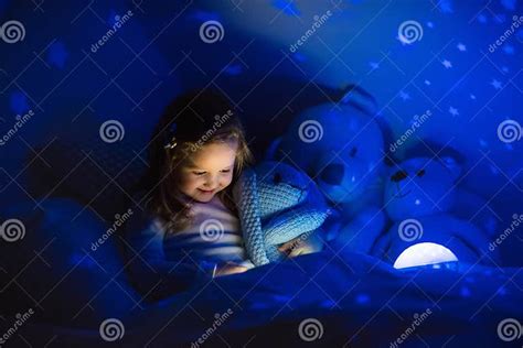 Petite Fille Lisant Un Livre Dans Le Lit Photo Stock Image Du Maison