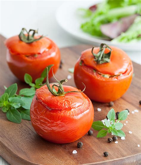 Gef Llte Tomaten Mit Schafk Se Vom Grillart Zedernholzbrett Grillart