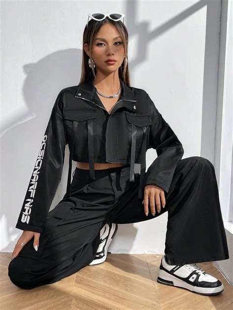 SHEIN Coolane Crop Jacke Mit Buchstaben Grafik Pattentasche Drop