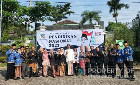 Pegawai Disdikbud Jombang Kenakan Pakaian Adat Tradisional Di Upacara