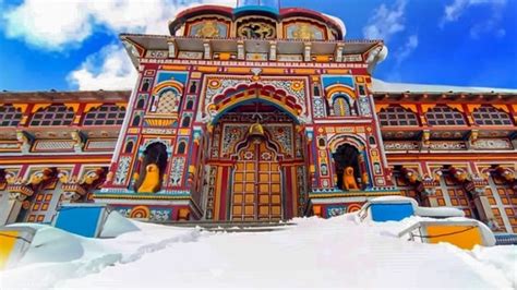 Badrinath Dham Covered In Heavy Snow In Pics Hindustan Times