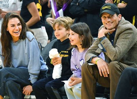 Ashton Kutcher y Mila Kunis reaparecen en público con sus hijos