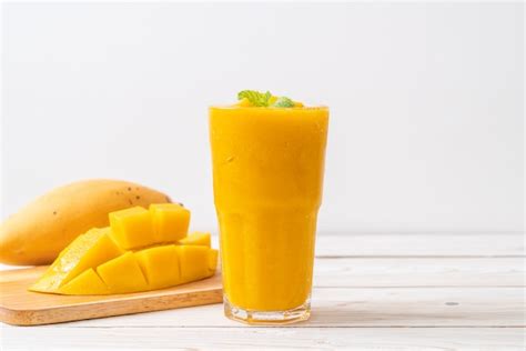 Fresh mango smoothies | Premium Photo